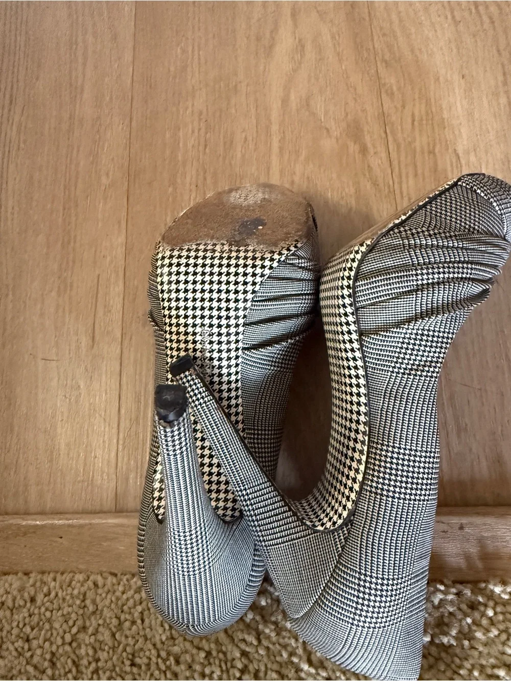 Salvatore Ferragamo Peep Toe Heels Black White Houndstooth Pumps Size 6.5 - Picture 6 of 7